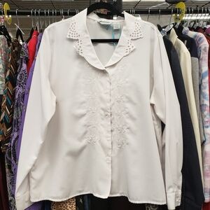Vintage 1980s/90s Classic White Embroidered Eyelet Long-Sleeve Blouse